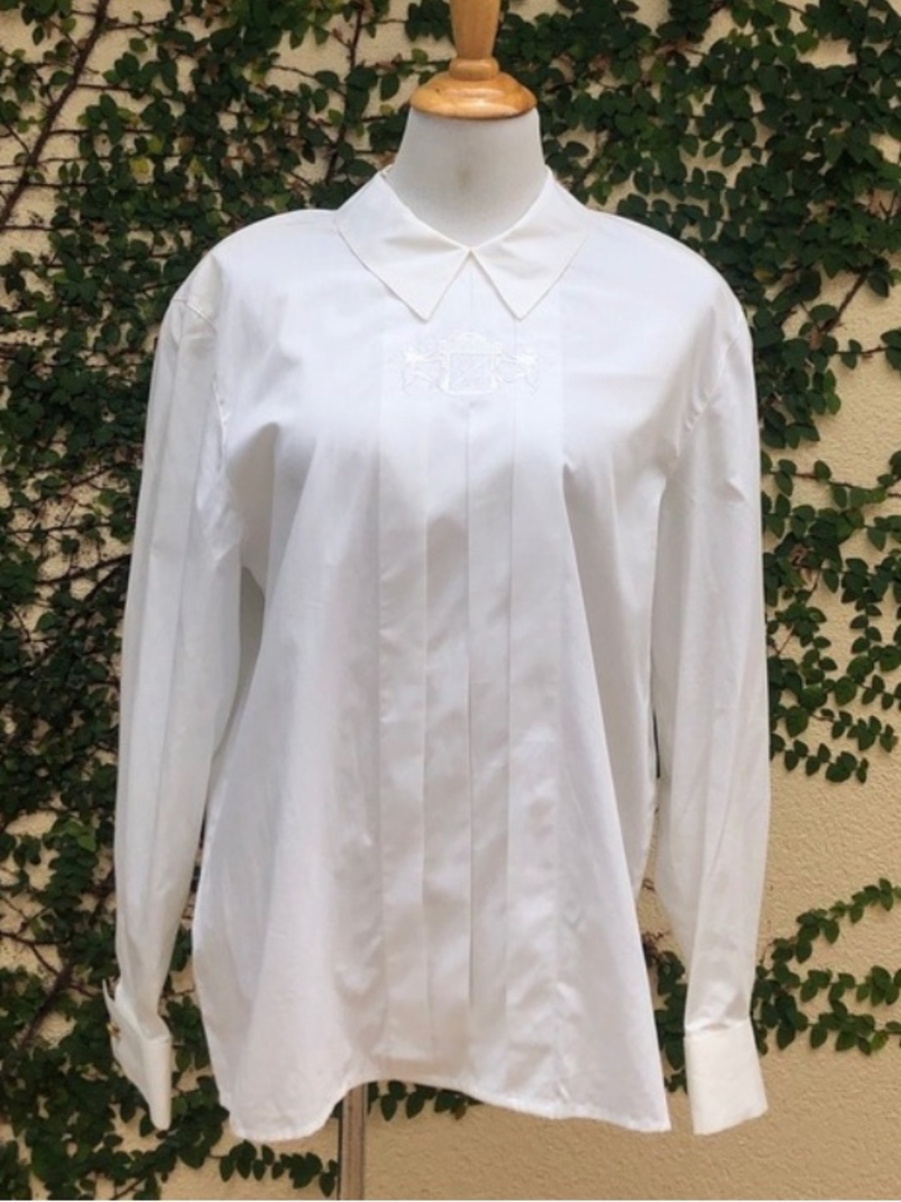 1990 Jones New York white long sleeve pleated blouse, crest embroidery